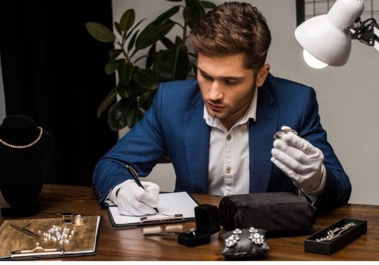 Comment estimer la valeur de vos bijoux anciens ?