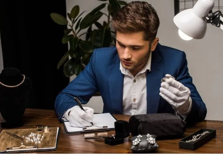 Comment estimer la valeur de vos bijoux anciens ?