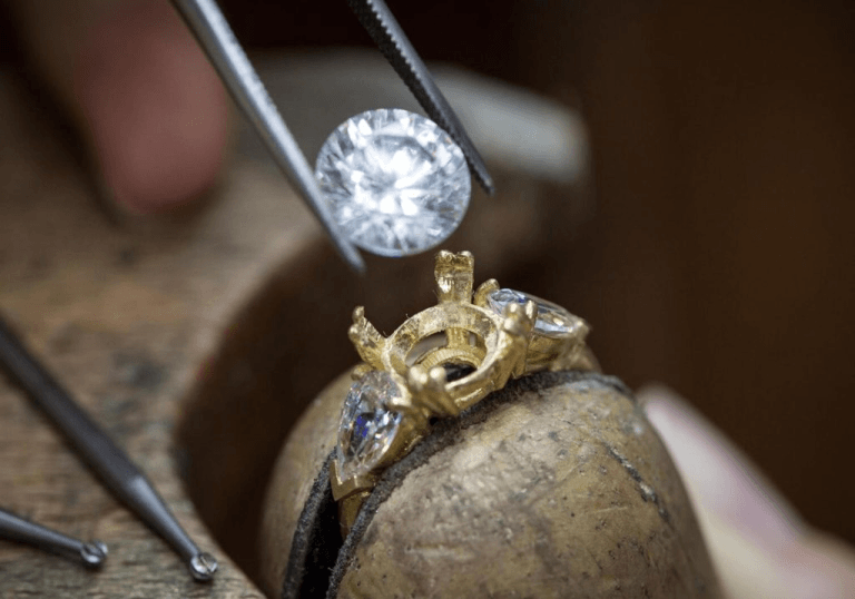 Quelle différence entre la bijouterie et la joaillerie ?