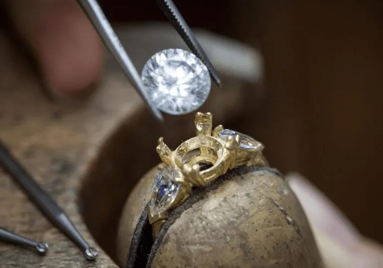 Quelle différence entre la bijouterie et la joaillerie ?