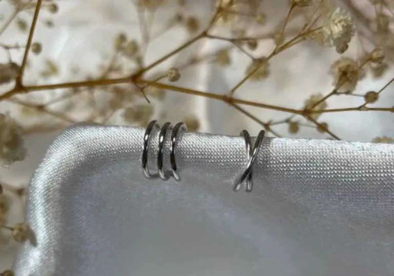 La boucle d’oreille minimaliste 2025 en lumière