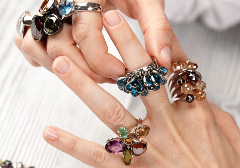 Signification des bagues selon le doigt : un langage universel