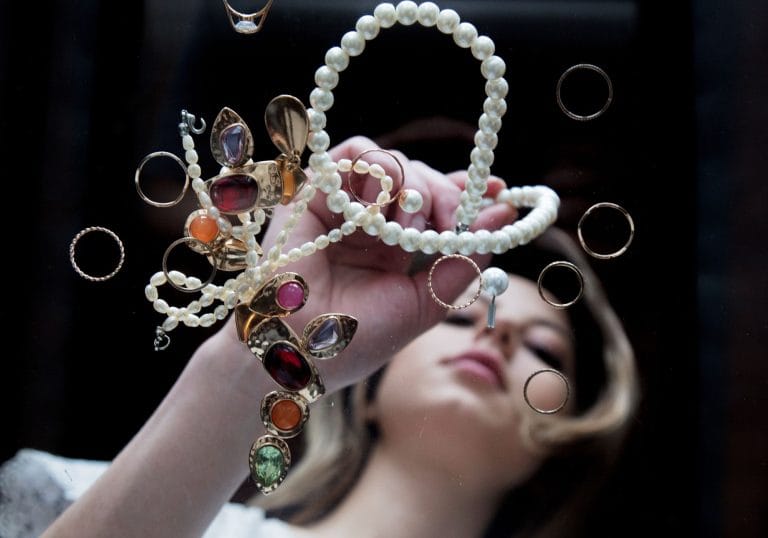 Protéger vos bijoux : guide ultime pour un rangement durable