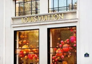 Louis Vuitton x Takashi Murakami : le collier Superflat une pièce d'exclusivité
