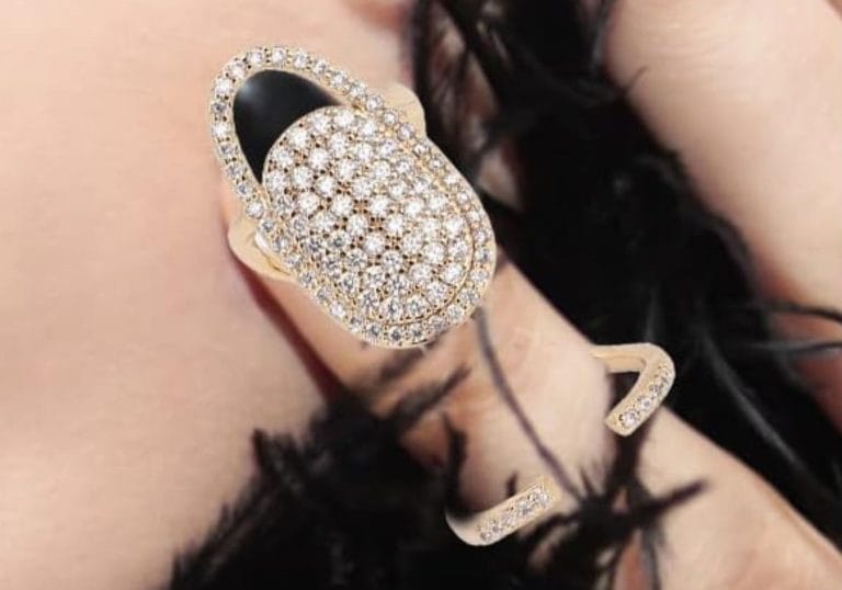 La bague d’ongle : une réinvention audacieuse au service de la mode