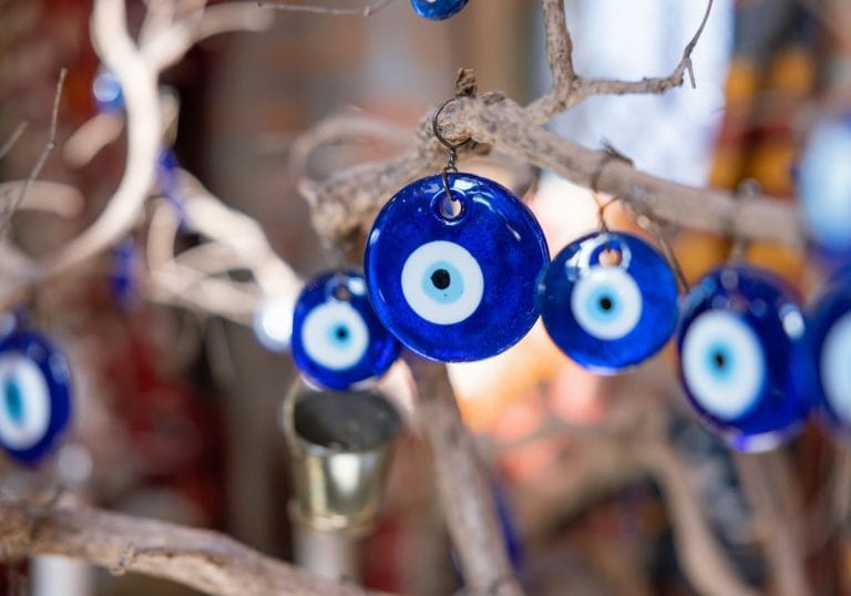 Bijou œil : de l'amulette antique à l'icône de la mode