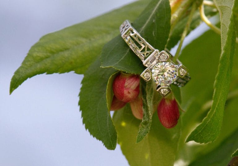 Bague solitaire : un bijou iconique, symbole d’amour et d’élégance