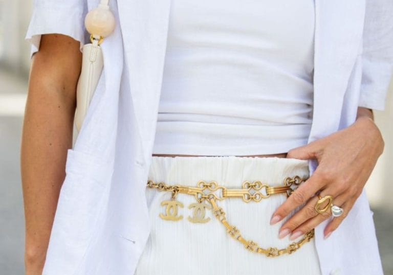 La ceinture chaîne : retour d'un accessoire des années 90