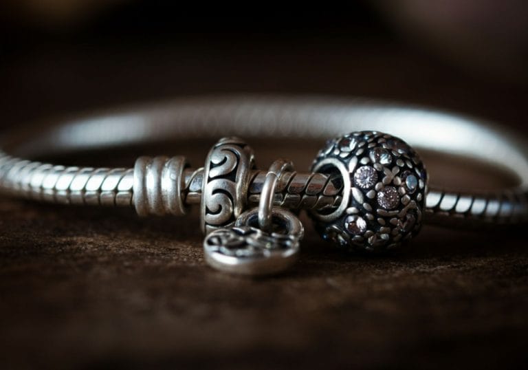 Comment nettoyer un bracelet Pandora qui a noirci ?