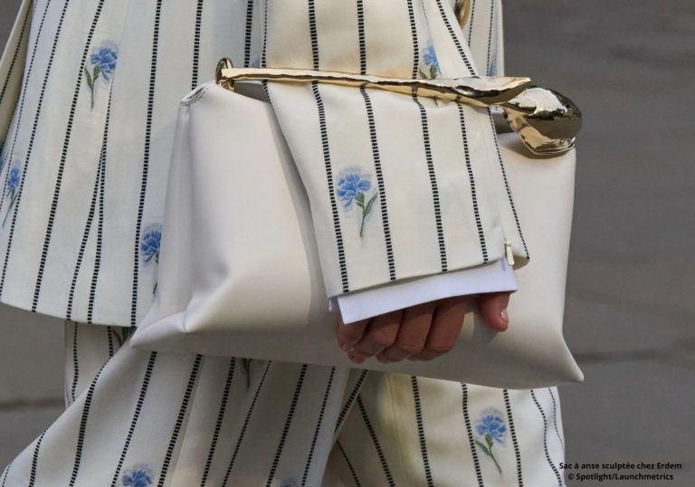 Les anses sculptées : la tendance des sacs en 2025