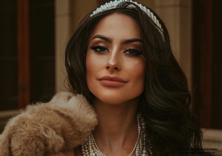 Collier de perle : la tendance 'half-in, half-out'