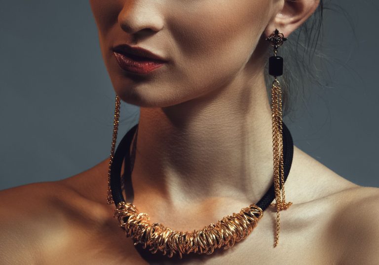 Boucles d’oreilles pendantes, colliers imposants, bijoux floraux et broches