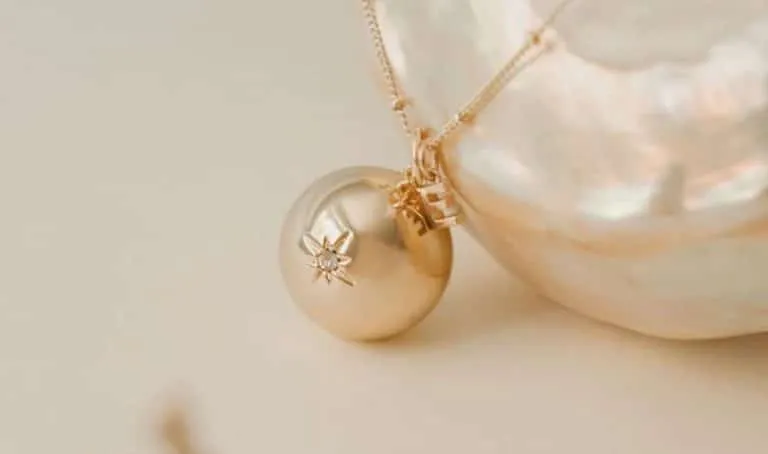 Bijoux femmes enceintes : allier style et lien maternel
