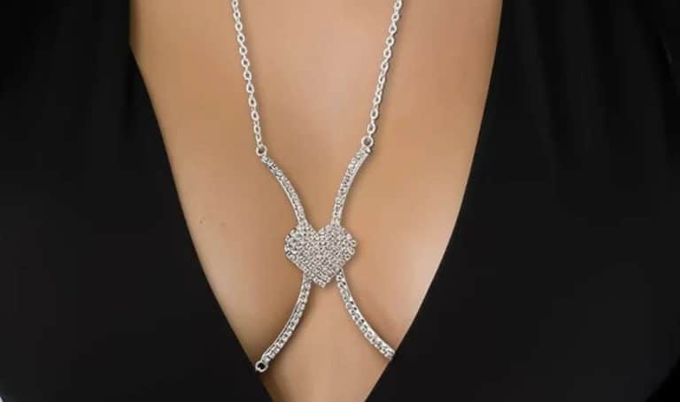 Bijoux corporels minimalistes : tendance été 2025