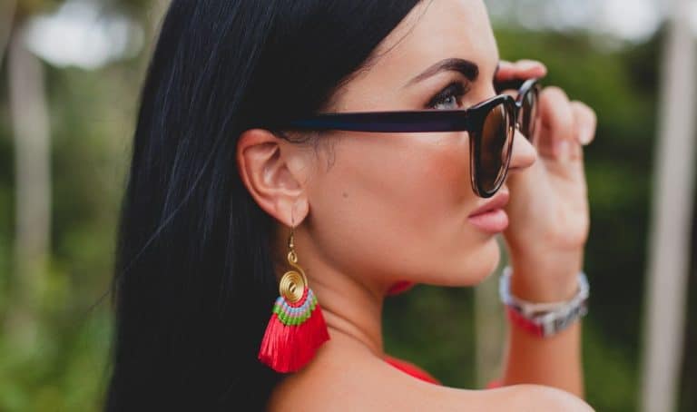 Boucles d'oreilles colorées : tendance pop du printemps 2025