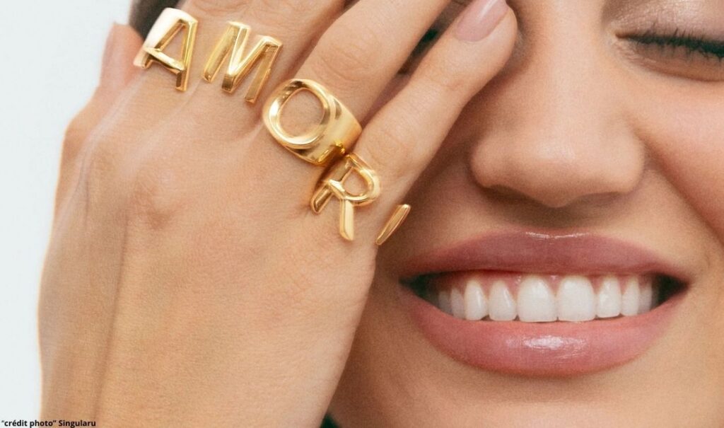 Singularu propose des bijoux modernes, fabriqués en Espagne, à des prix accessibles. Actuellement, profitez des réductions allant jusqu’à -40 % : c’est l’occasion idéale pour faire plaisir à la Fête des Mères grâce à leur collection outlet.