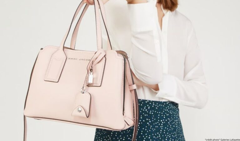 Le sac The Editor 29 de Marc Jacobs fait un retour fracassant. Raffiné, spacieux, prisé : découvrez pourquoi ce cabas en cuir est déjà en rupture chez plusieurs revendeurs. Marc Jacobs The Editor 29 : le sac cabas qui affole les fashionistas.
