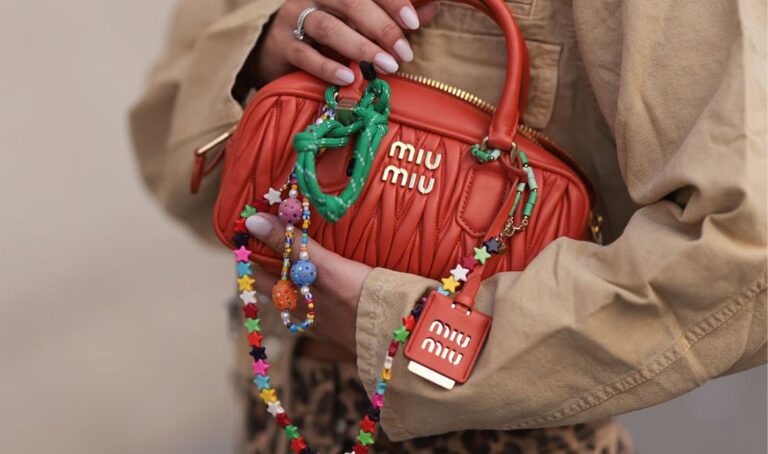 Charms de sacs tendance mode 2025 pour un style unique