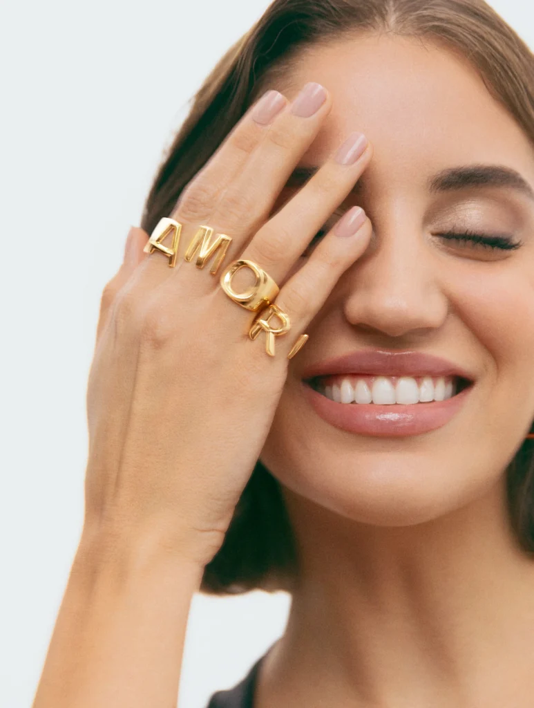 Bague en or personnalisée avec lettre chevalière de singularu