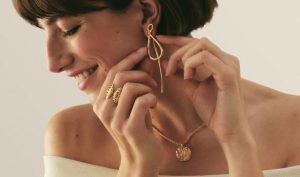 Chez Orzyla, on a fait le tri pour vous : nos coups de cœur, les bons plans à shopper sans attendre, et les must-have pour matcher vos outfits de plage ou vos apéros rooftop.