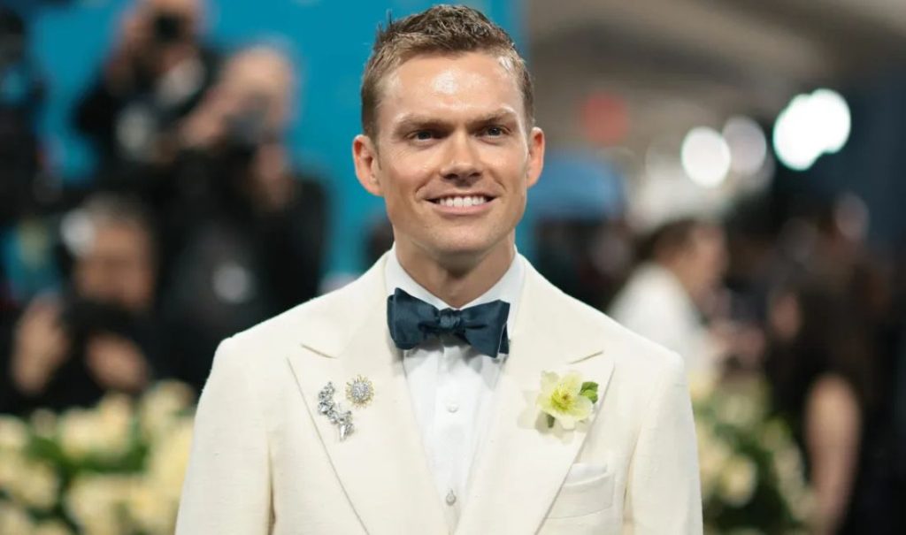 Mark Guiducci dévoile sa routine bien-être pendant la Fashion Week de New York : yoga, nutrition, soins express et équilibre au cœur de la mode.