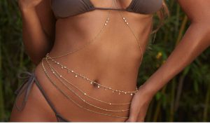 Bijou star de l’été 2025, la chaîne de ventre signe un retour glamour et sensuel. Focus sur cette tendance body jewelry entre mode, peau et affirmation.