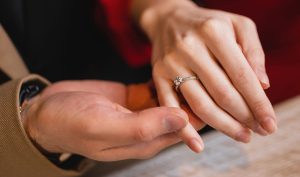 Comment choisir la bague de fiançailles parfaite ? Découvrez styles, pierres, métaux et conseils d’experts pour une demande aussi belle que mémorable.