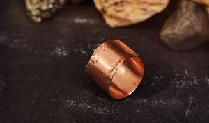 Découvrez comment les bijoux en cuivre agissent sur le corps : anti-inflammatoires, énergisants et bénéfiques pour les articulations, ils allient style et bien-être mental et physique au quotidien.