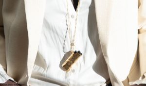 Découvrez les 8 objets lifestyle incontournables de Zadig&Voltaire pour l’été 2025 : chic rock, pratiques et stylés jusqu’au bout des détails.
