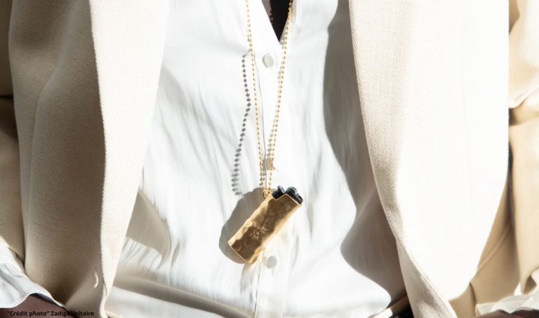 Découvrez les 8 objets lifestyle incontournables de Zadig&Voltaire pour l’été 2025 : chic rock, pratiques et stylés jusqu’au bout des détails.