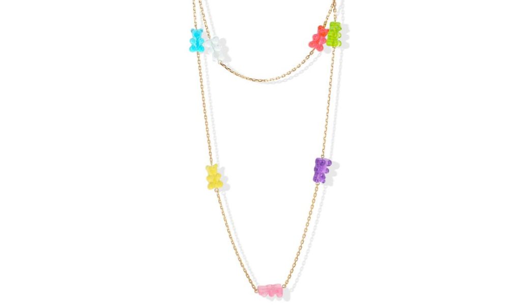 Le collier superposé Ours Nostalgie ravira les cœurs avec son design fantaisiste orné d'oursons colorés en résine.