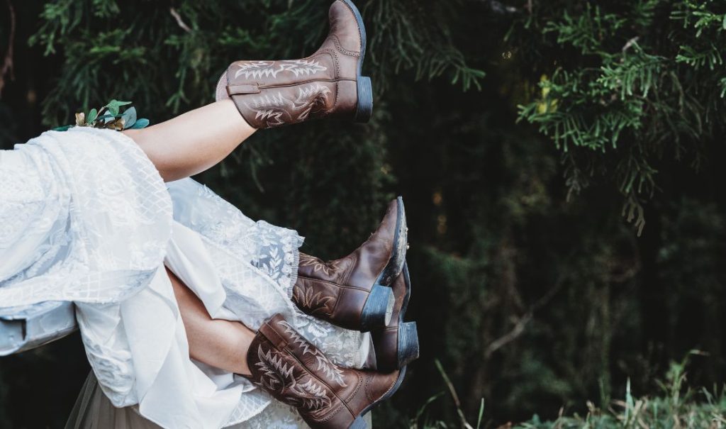Cet été 2025, les bottes cowboy font leur grand retour. Modernes, confortables et accessibles, elles séduisent autant les femmes que les hommes. Focus sur les modèles must-have chez Bershka, ASOS et Glamorous.