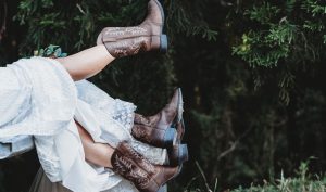 Cet été 2025, les bottes cowboy font leur grand retour. Modernes, confortables et accessibles, elles séduisent autant les femmes que les hommes. Focus sur les modèles must-have chez Bershka, ASOS et Glamorous.