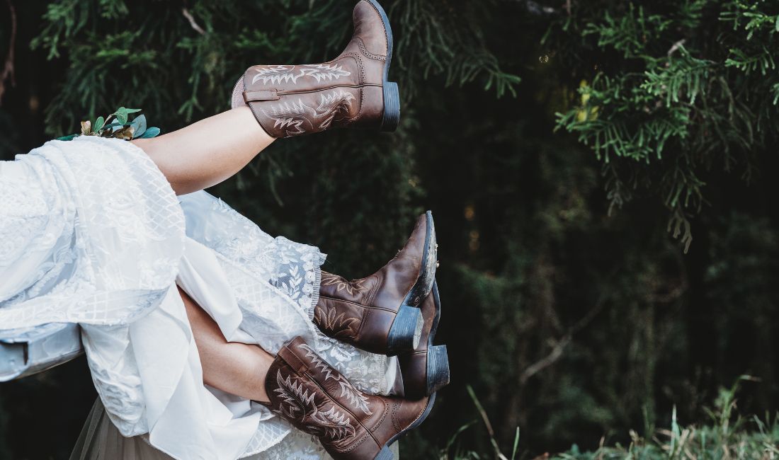 Cet été 2025, les bottes cowboy font leur grand retour. Modernes, confortables et accessibles, elles séduisent autant les femmes que les hommes. Focus sur les modèles must-have chez Bershka, ASOS et Glamorous.