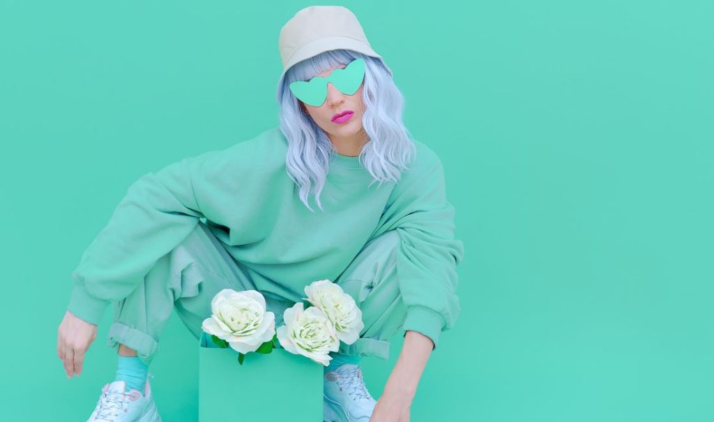 Jaune beurre, bleu ciel, terracotta, vert émeraude, mocha… Les couleurs mode du printemps-été 2025 font vibrer la saison. Découvrez les 9 nuances stars et comment les adopter.