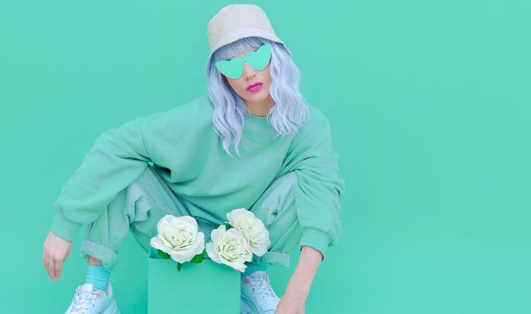 Jaune beurre, bleu ciel, terracotta, vert émeraude, mocha… Les couleurs mode du printemps-été 2025 font vibrer la saison. Découvrez les 9 nuances stars et comment les adopter.