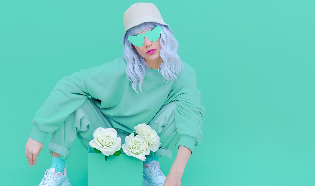 Jaune beurre, bleu ciel, terracotta, vert émeraude, mocha… Les couleurs mode du printemps-été 2025 font vibrer la saison. Découvrez les 9 nuances stars et comment les adopter.