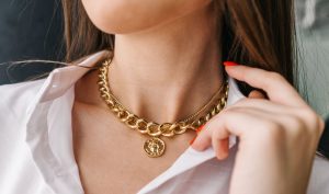 Icônes bohèmes ou pièces couture, les colliers à médailles surdimensionnées s’imposent en 2025. Focus sur la tendance et les modèles stars, d’Agatha à Sézane, voici des colliers médailles phares de cette saison qui vous ont été sélectionnés par Orzyla.