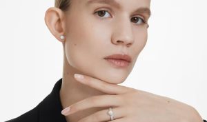 Depuis toujours, Swarovski illumine le monde du bijou avec ses cristaux d’exception. Aujourd’hui, la maison autrichienne franchit un nouveau cap en lançant une collection exclusive de bijoux ornés de diamants de synthèse.