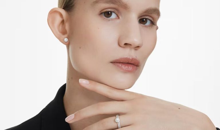 Depuis toujours, Swarovski illumine le monde du bijou avec ses cristaux d’exception. Aujourd’hui, la maison autrichienne franchit un nouveau cap en lançant une collection exclusive de bijoux ornés de diamants de synthèse.