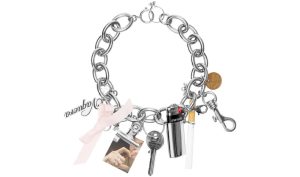 D’heygere réinvente le bijou en transformant l’objet du quotidien en accessoire de mode, entre art conceptuel et fonctionnalité.