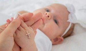 Découvrez 10 bijoux symboliques parfaits pour une naissance ou un baptême : médailles, gravures, pierres protectrices et créations personnalisées.