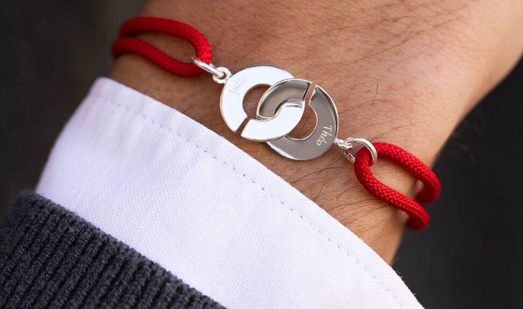 Un bracelet personnalisé, entre masculin et symbolique