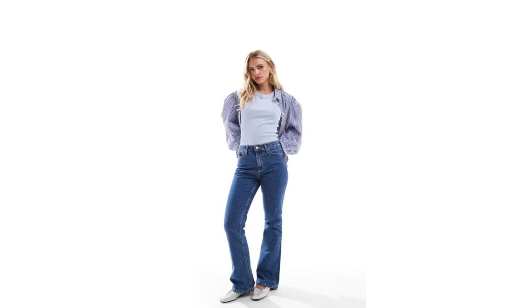 7. ASOS DESIGN Petite : un modèle à taille haute de chez Asos dans un denim bleu chic et confortable, maintenant à seulement 15,50 € 