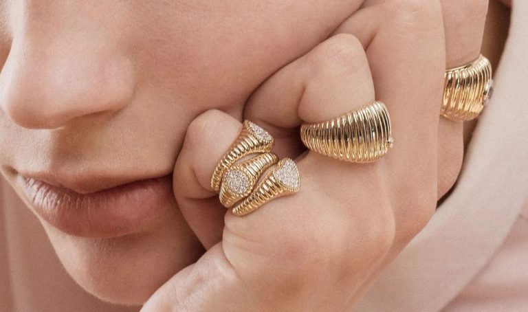 Symbole d’élégance, d’affirmation et de style, la pinky ring fait son grand retour en 2025. Découvrez comment porter cette bague tendance et les modèles à adopter cet été.