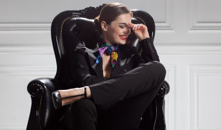 Cet été 2025, le snobisme modernise le savoir‑vivre : micro‑short, foulard XXL, cravate cachée, tongs haute couture. Comment et pourquoi ?