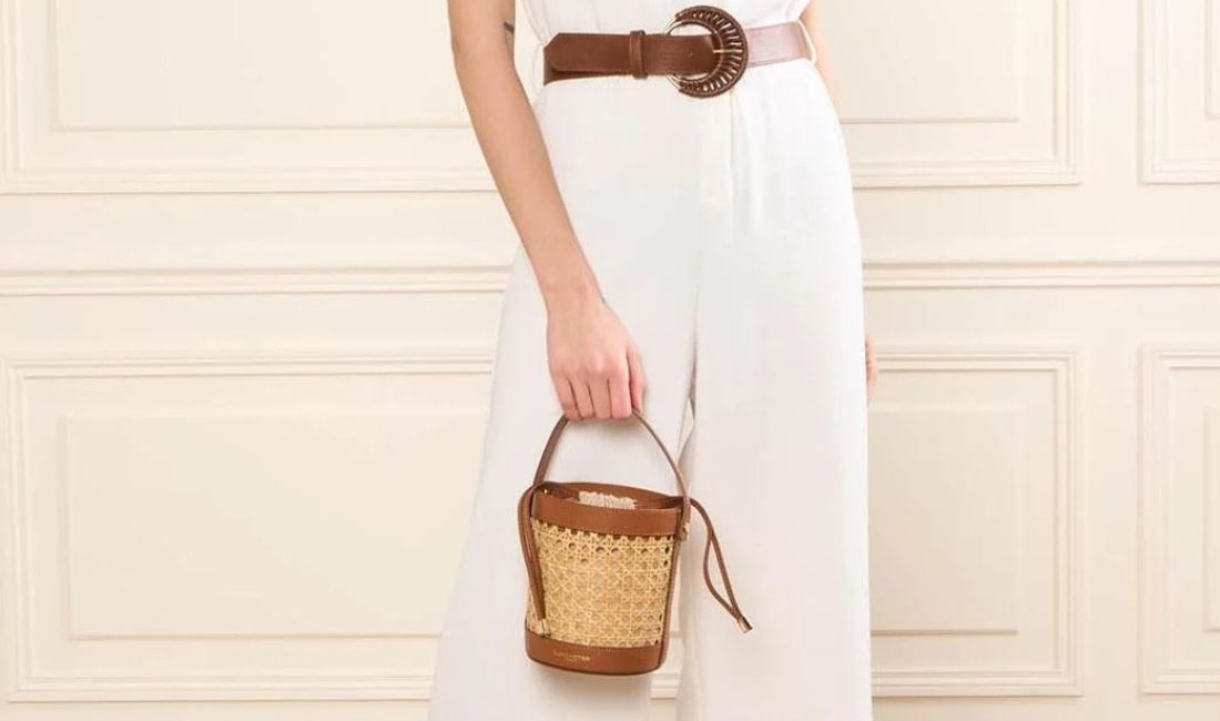 Le sac seau en paille fait sensation cet été 2025. Découvrez pourquoi cet accessoire naturel est devenu le must-have mode de la saison