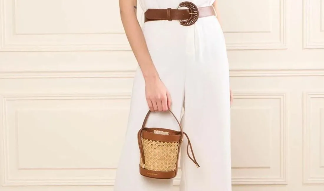 Sac seau en paille : l’accessoire star de l’été 2025
