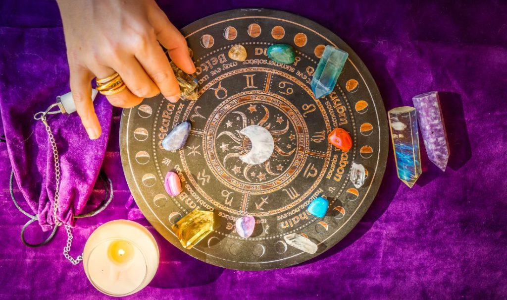 Découvrez quels bijoux correspondent le mieux à votre signe astrologique. Pierres, métaux et formes à privilégier pour chaque signe du zodiaque. La tendance astro-chic qui fait vibrer la mode.