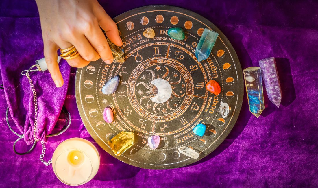 Découvrez quels bijoux correspondent le mieux à votre signe astrologique. Pierres, métaux et formes à privilégier pour chaque signe du zodiaque. La tendance astro-chic qui fait vibrer la mode.